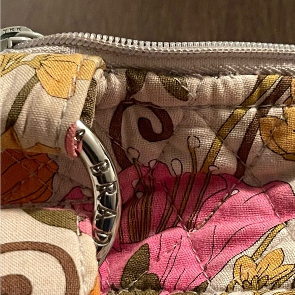 💐 Floral Crossbody Bag - Multicolor Vera Bradley on gray background - Picture 5 of 7